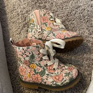 Cat & Jack floral combat boot, toddler girl. Size 6 barely worn. So cute!